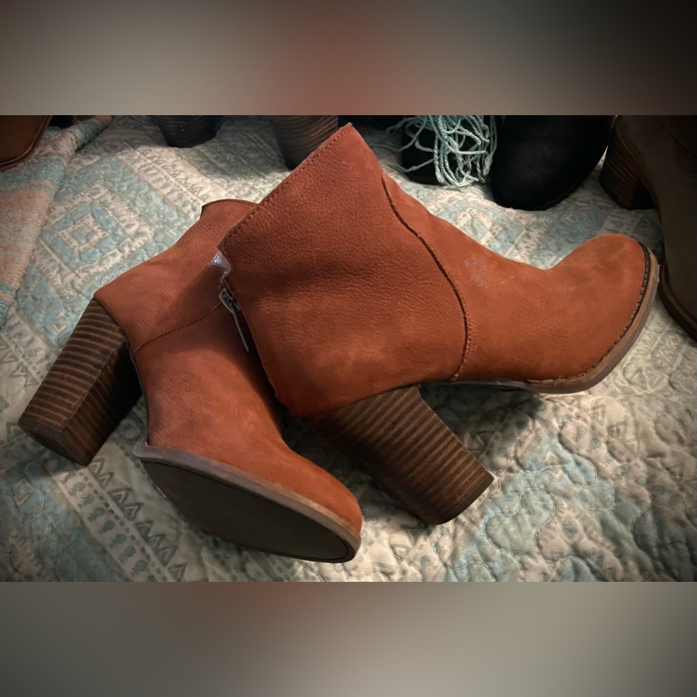 beautiful brown Lucky Brand genuine leather boots size 6.